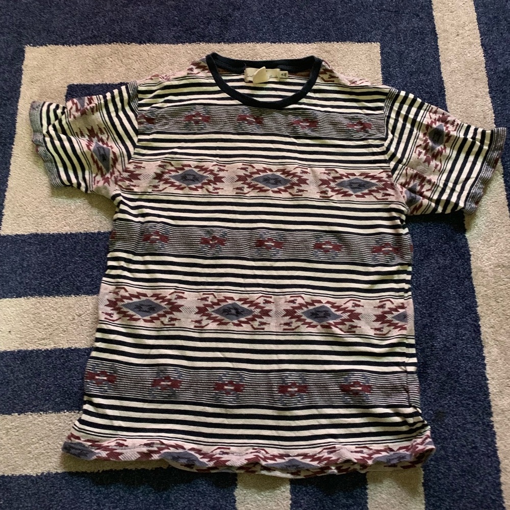 💚 2/$14 💚 H&M t-shirt Size L